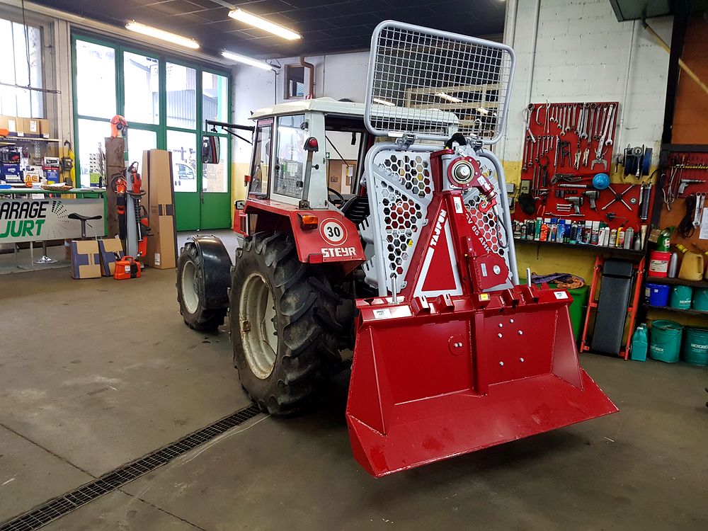 Traktor mit Forstseilwinde in der Werkstatt