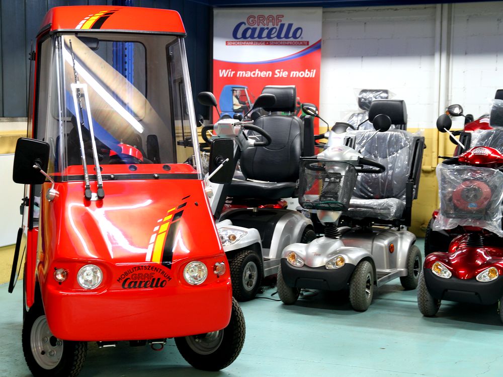 Seniorenfahrzeuge und Elektroscooter im Ausstellungsraum