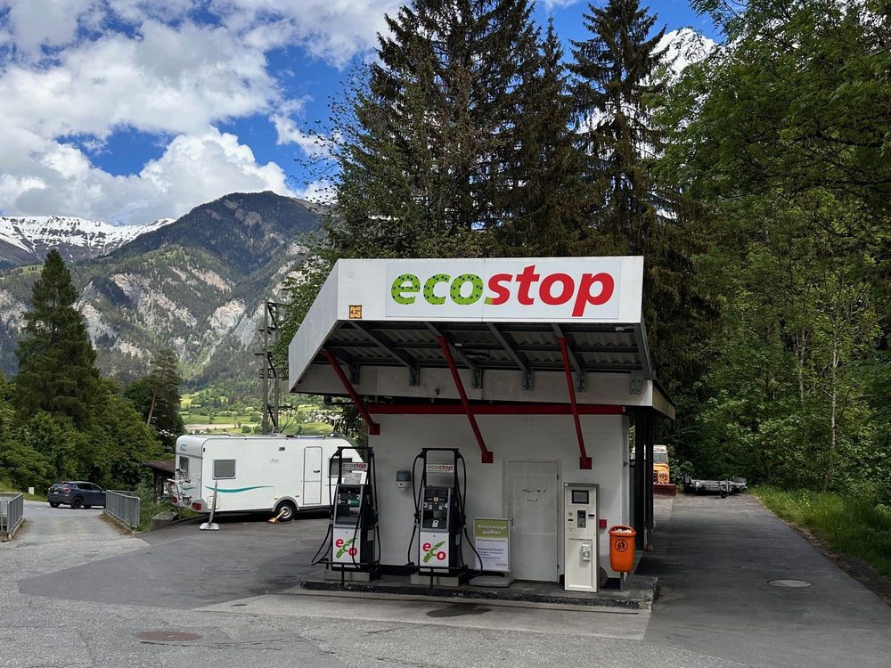 Ecostop-Tankstelle mit zwei Zapfsäulen in Summaprada