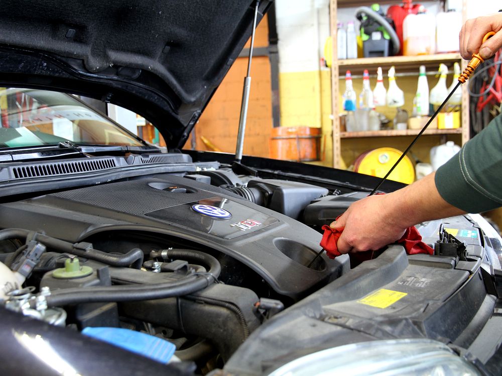 Mechaniker bei der Arbeit im Motorraum