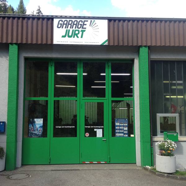 Die Garage Jurt von aussen mit den grünen Toren