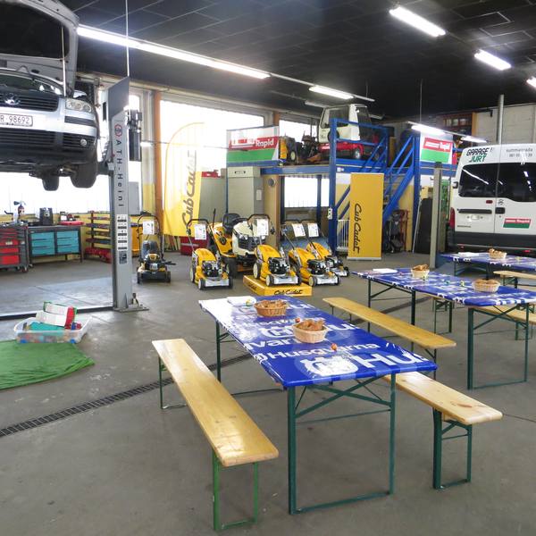Werkstatthalle mit Hebebühne und Ausstellung