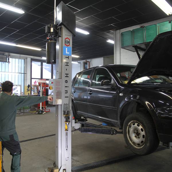 Ein Auto wird auf der Hebebühne angehoben