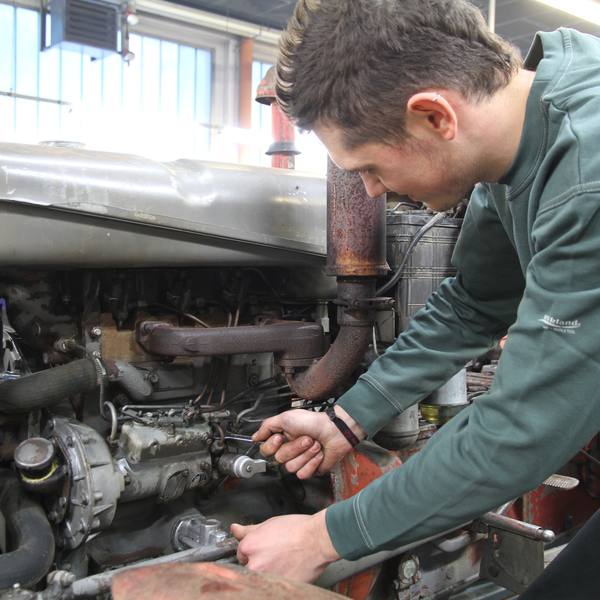 Arbeit am Motor eines Traktors