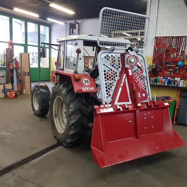Traktor mit Forstseilwinde