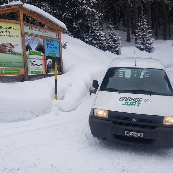 Werkstattbus im Schnee