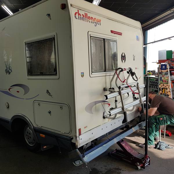 Service an einem Reisemobil