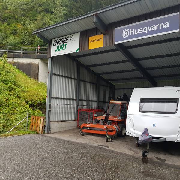 Wohnwagen vor dem Unterstand