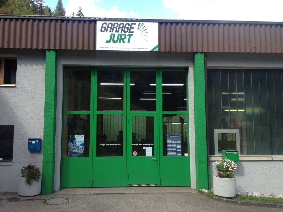 Die Garage Jurt von aussen mit den grünen Toren